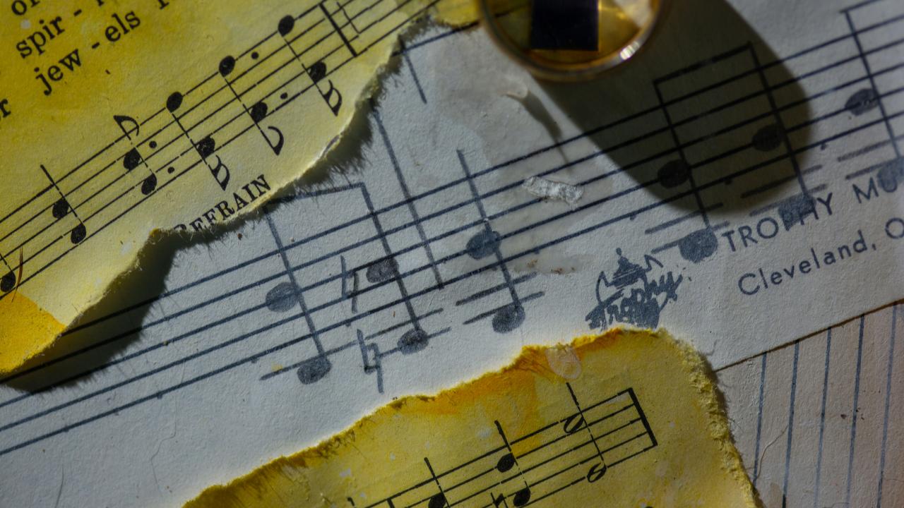 selembar kertas dengan catatan musik di atasnya