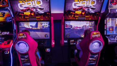 Mesin Game Arcade Merah dan Hitam