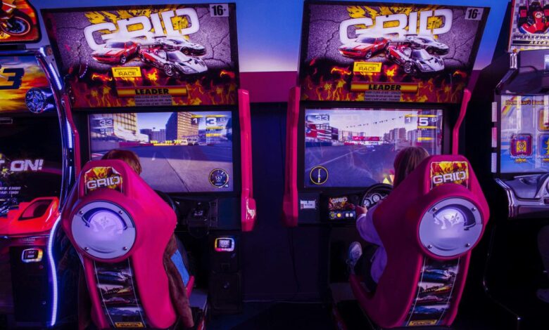 Mesin Game Arcade Merah dan Hitam